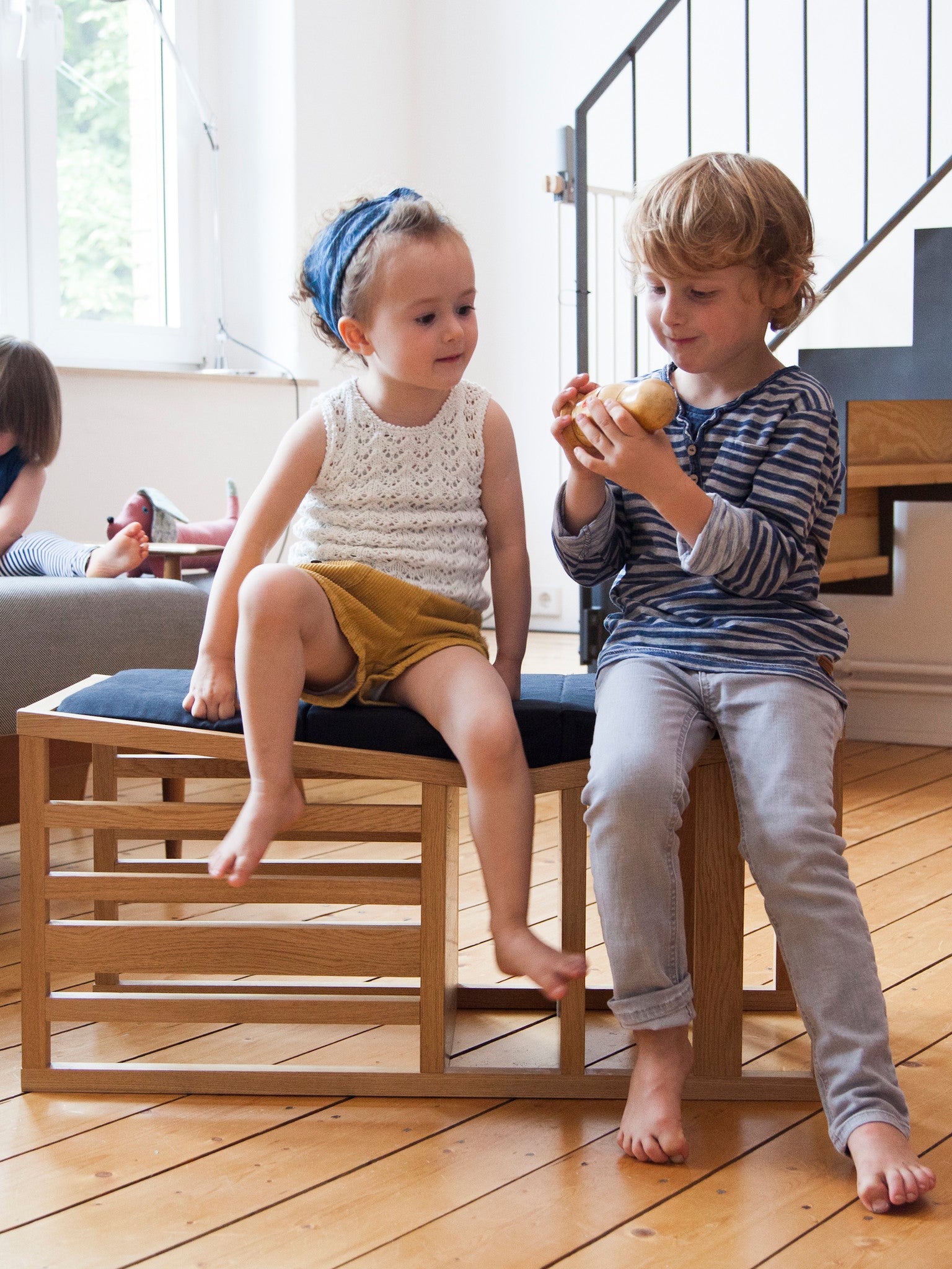 Kinder sitzen auf dem Design Kindermöbel ZAUNKÖNIG® 3-in-1 als Sitzbank.