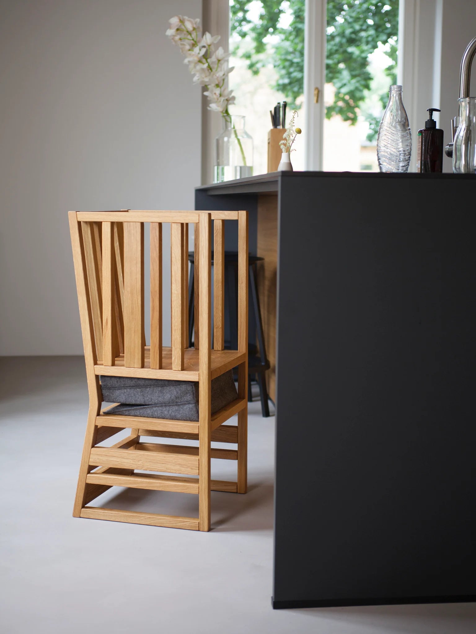 Der Design Lernturm (3-in-1) von ZAUNKÖNIG® in der Küche.