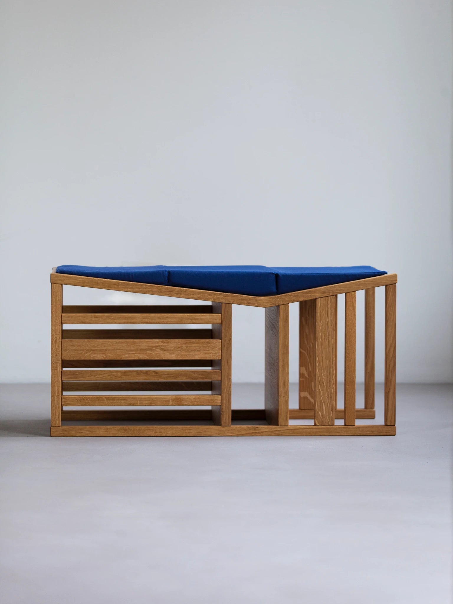 Der ZAUNKÖNIG® Lernturm als Sitzbank; mit Faltpolster aus Baumwolle (Midnight Blue).