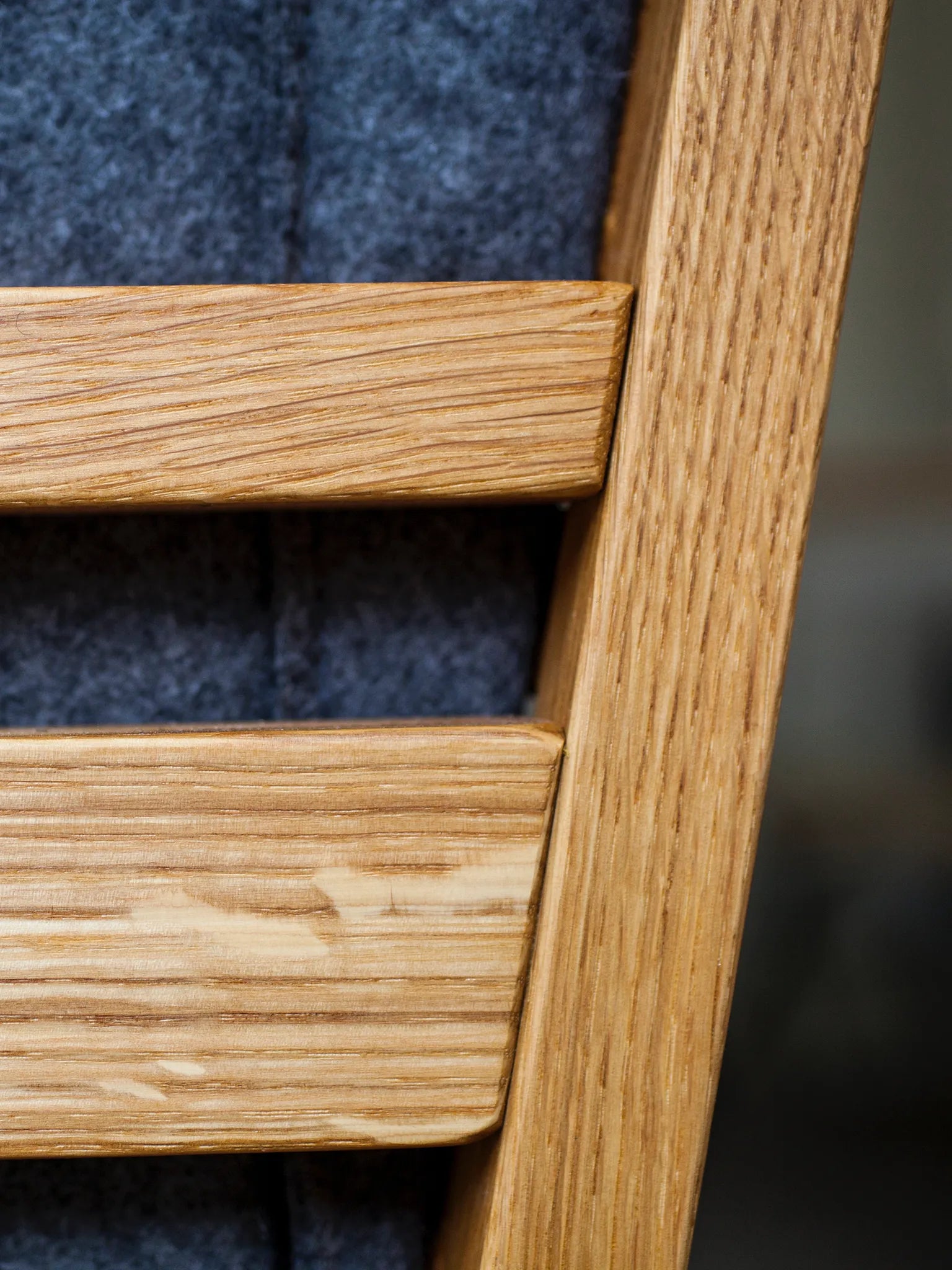 Der ZAUNKÖNIG Lernturm (3-in-1) als Hochstuhl aus massivem Eichenholz mit Faltpolster Wollfilz; Detailansicht.