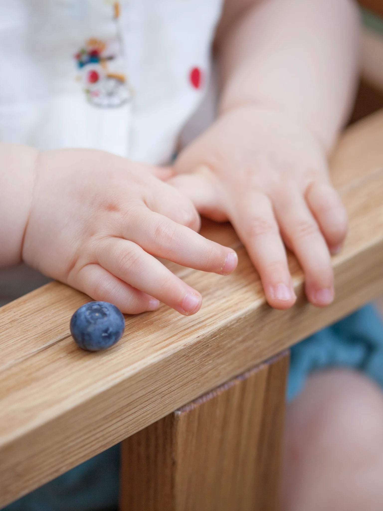 Mitwachsendes Kindermöbel aus Eiche mit Rausfallschutz für Babys