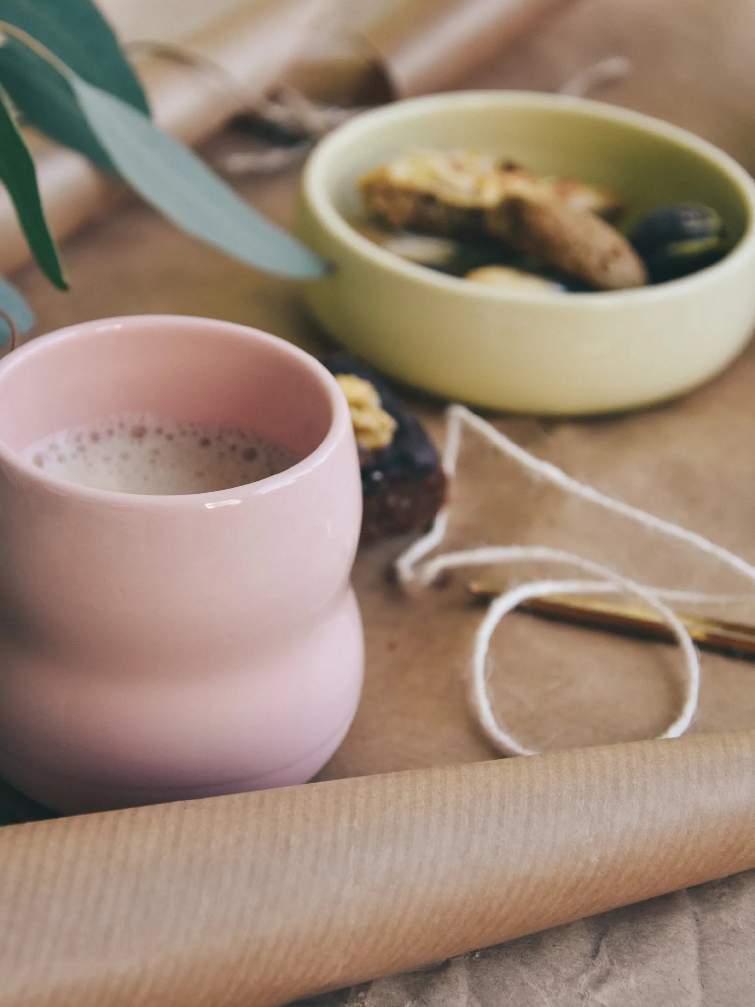 Becher aus Porzellan in der Farbe Rosé und Schale in Limone.