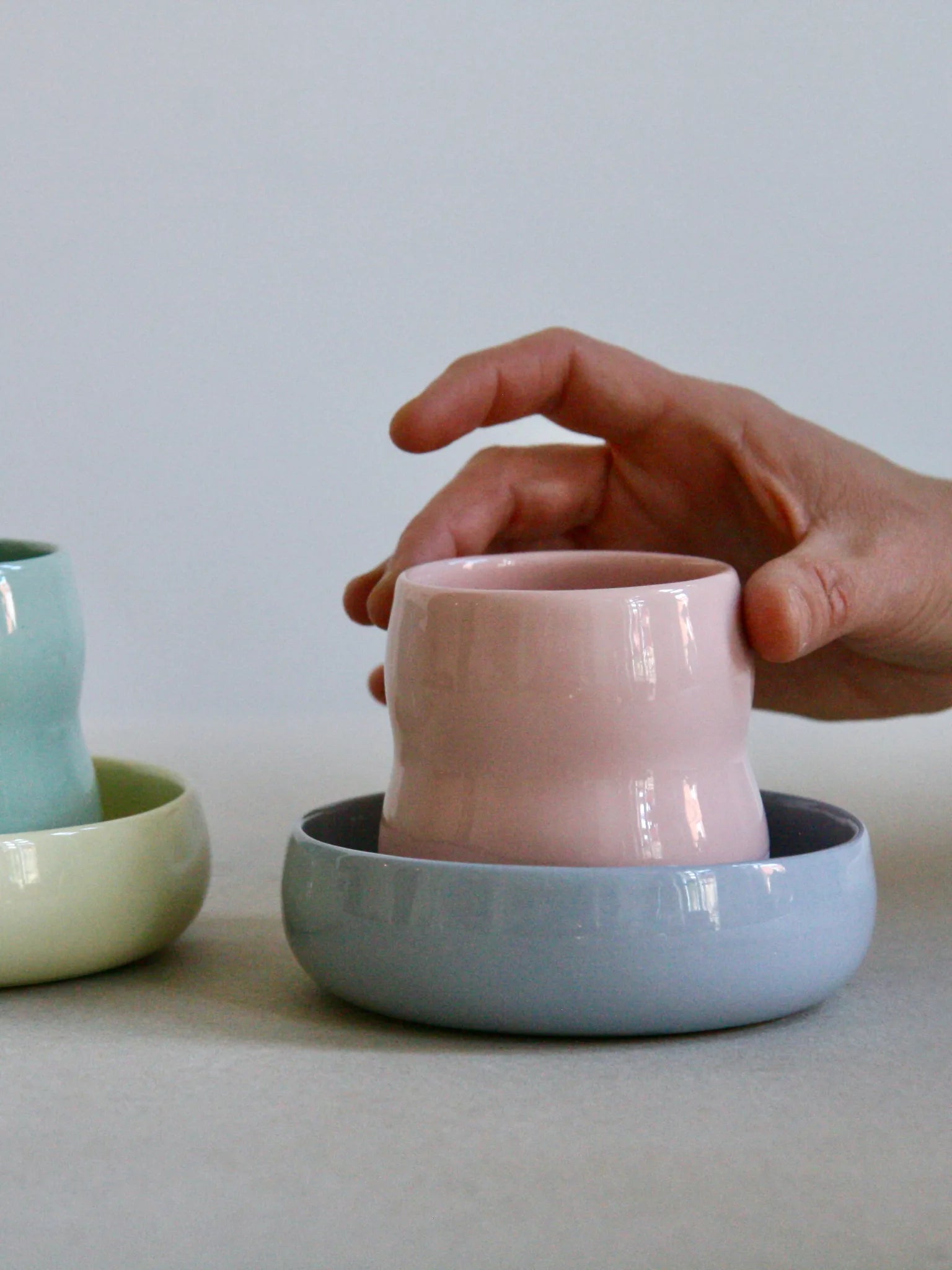 Kindergeschirr aus Porzellan von ZAUNKÖNIG; Kinderbecher in der Farbe "Rosé" und Kinderschale in der Farbe "Kornblume".