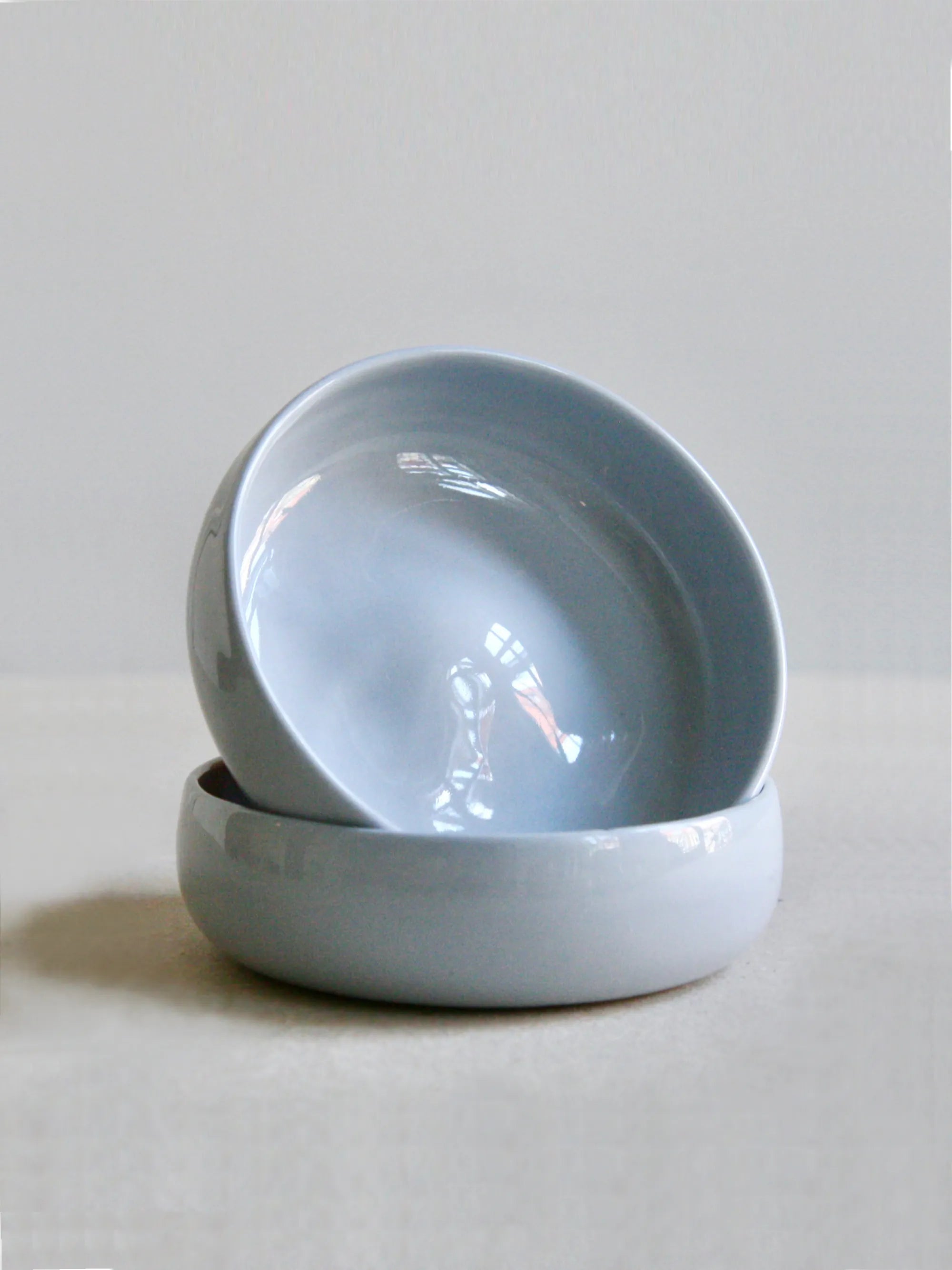 Das ZAUNKÖNIG Kindergeschirr aus Porzellan; Kinderschalen in der Farbe "Kornblume".