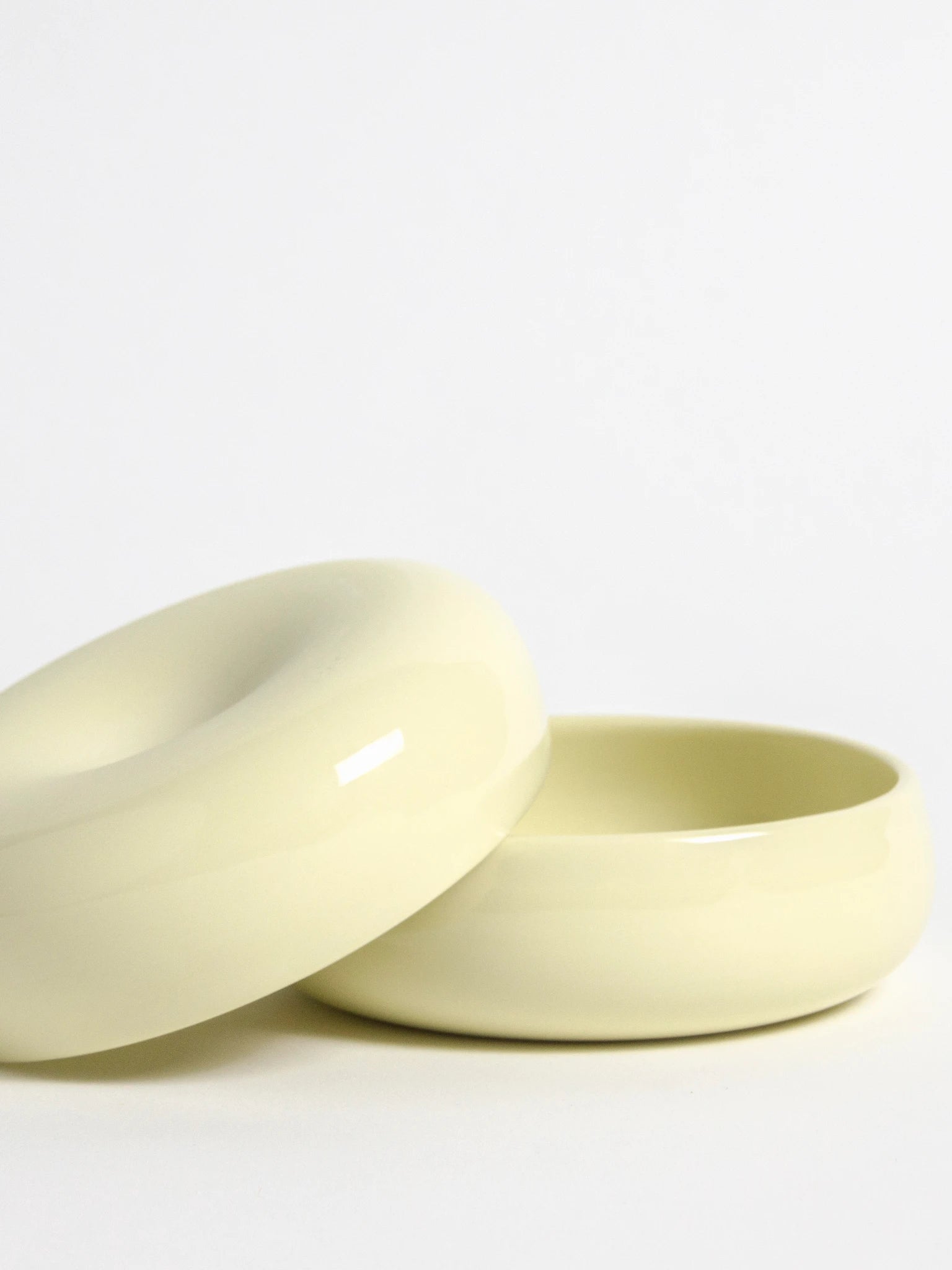 Kindergeschirr aus Porzellan; zwei Kinderschalen in der Farbe Limone.