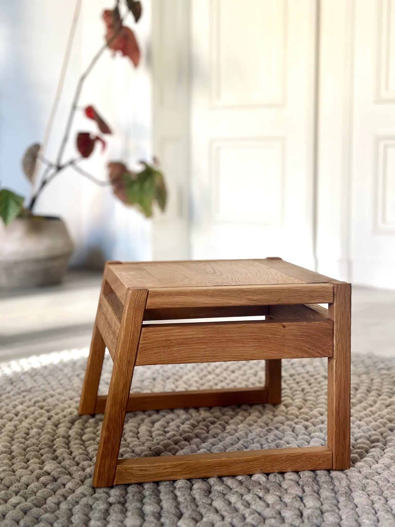 Der ZAUNKÖNIG Mini aus massivem Eichenholz; Seitenansicht ohne Kind.