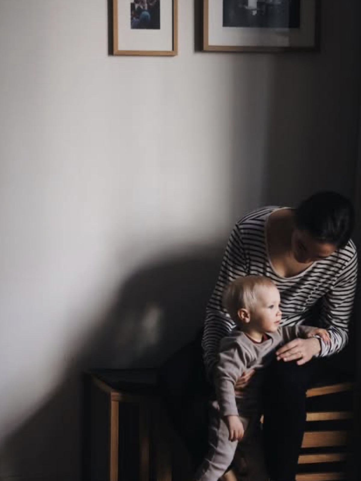 Mutter sitzt auf dem ZAUNKÖNIG® als Sitzbank mit ihrem Kind