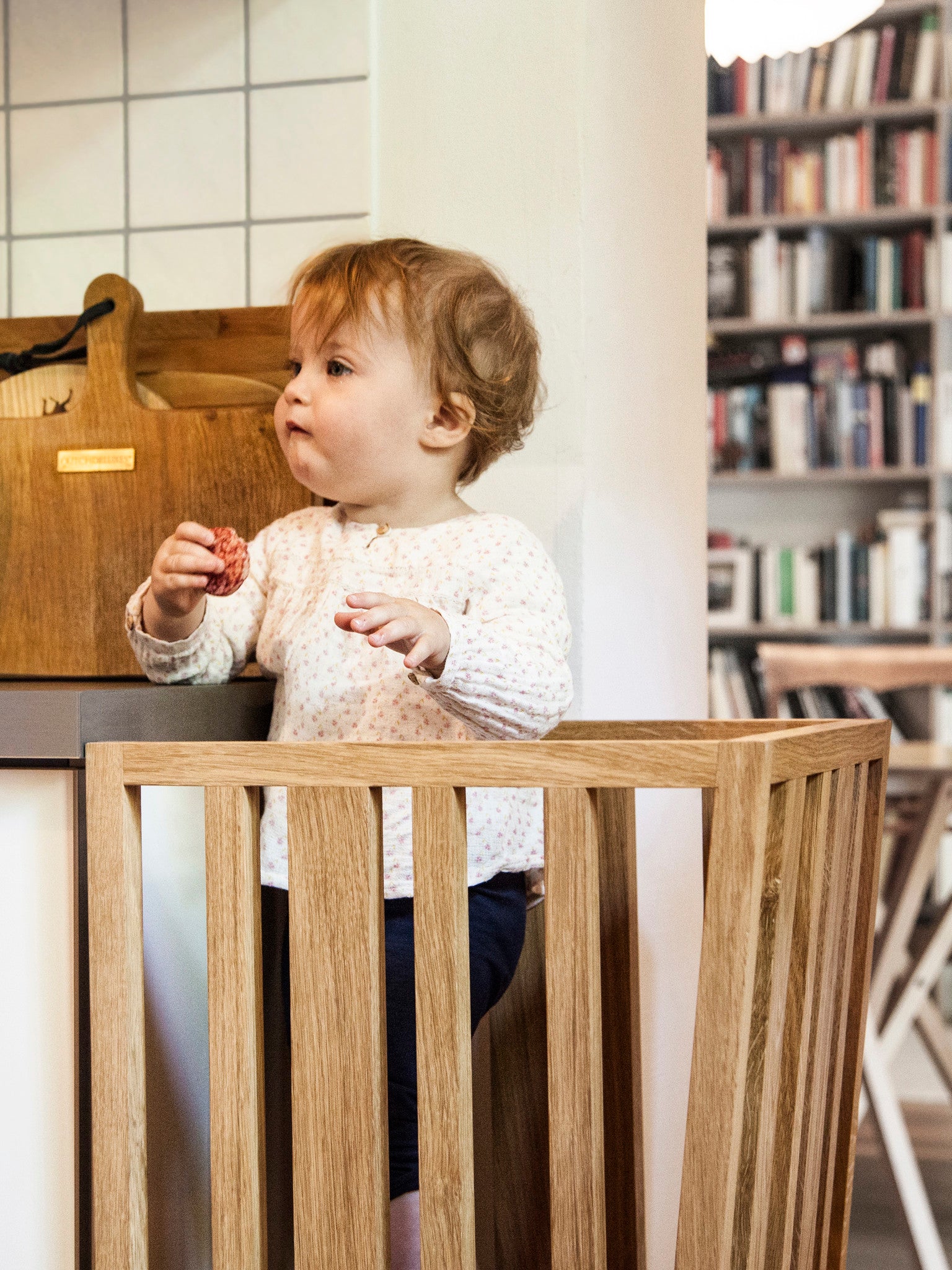 Kind auf dem Design Kindermöbel ZAUNKÖNIG® 3-in-1 als Lernturm. 
