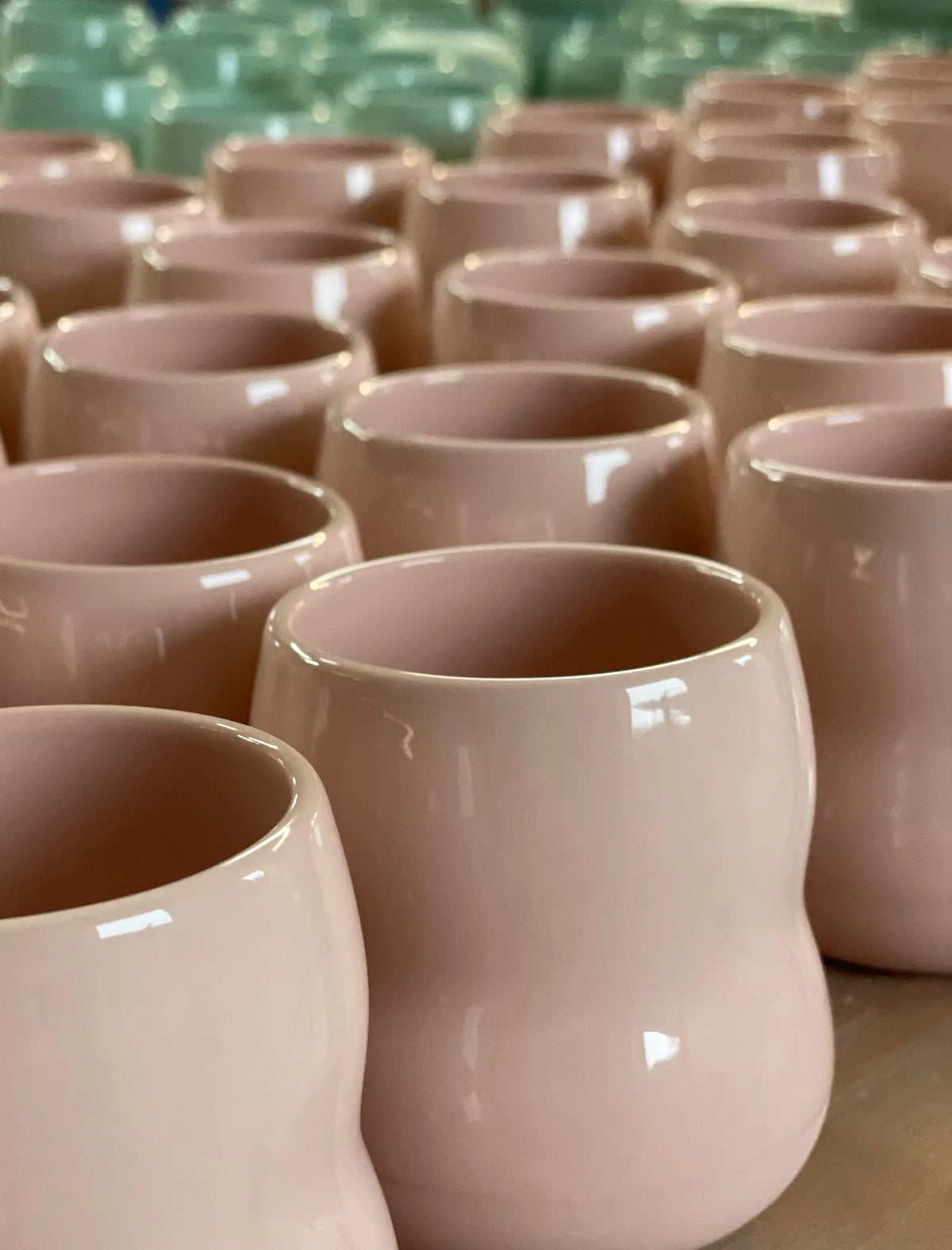 Neu hergestellte Porzellanbecher für Kinder in der Manufaktur im Frankenwald. 