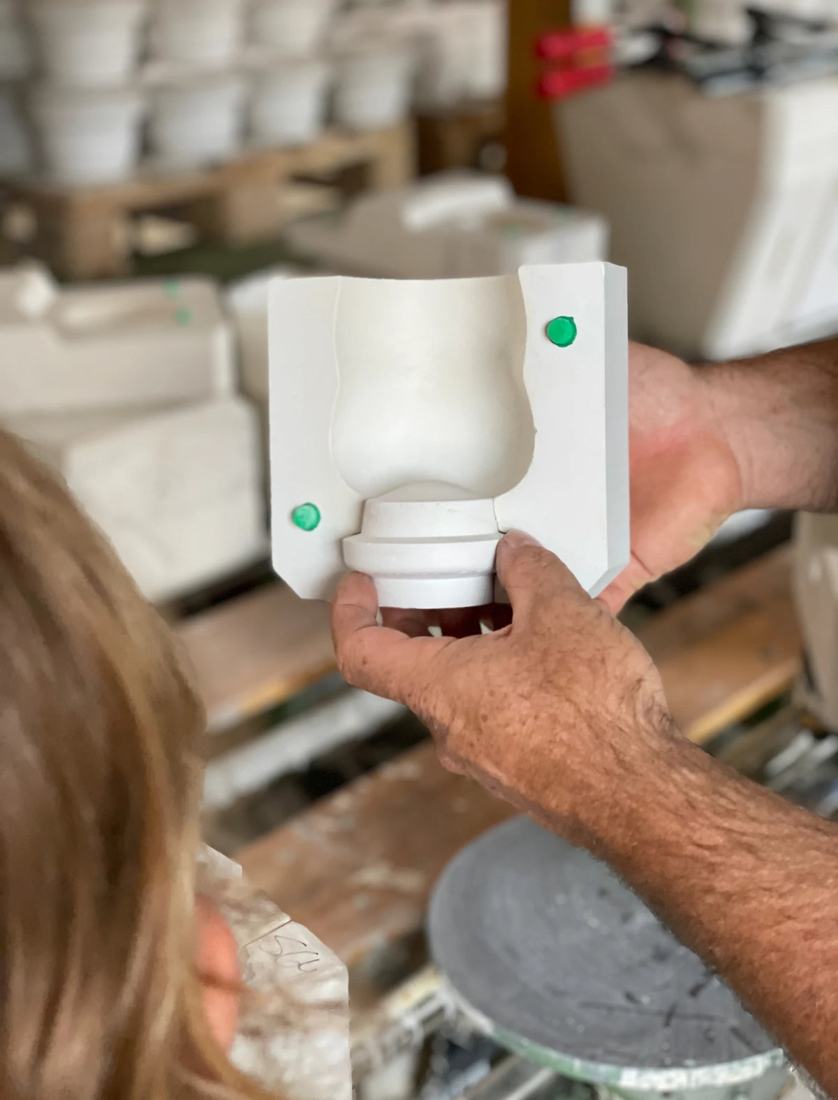 Gussform für einen Porzellanbecher in der Manufaktur im Frankenwald. 