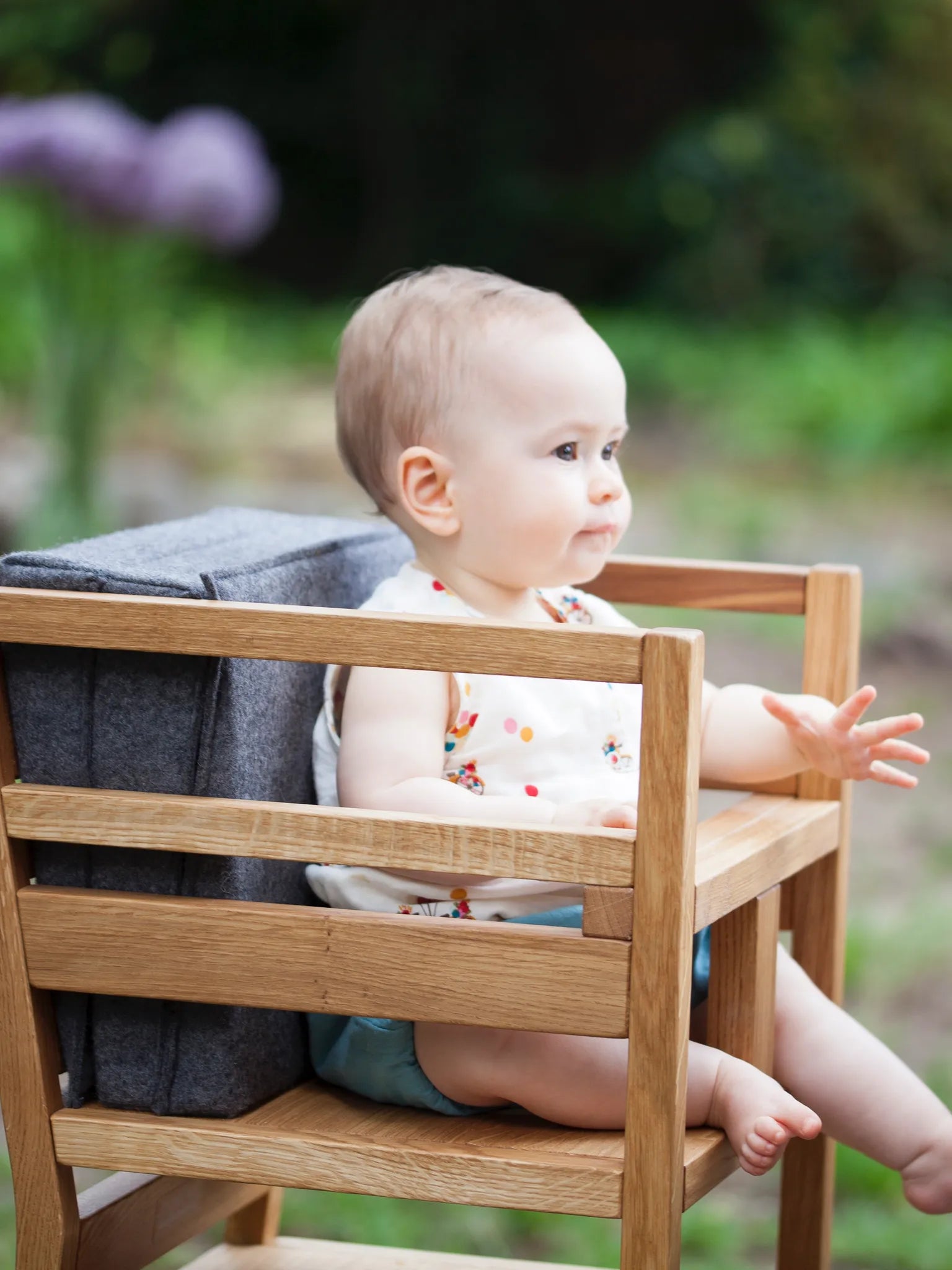 Sicherer Sitzplatz für Babys am Familientisch